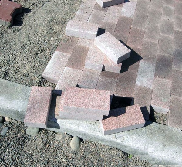 Укладка плит из гранита на бетонное основание