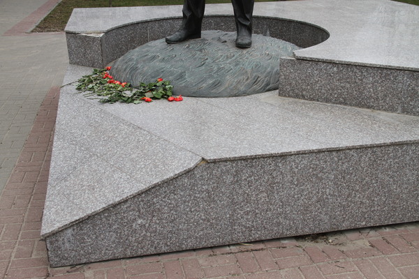 Памятник Гагарину Калуга Китайский гранит