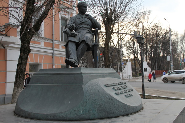 Памятник Чижевскому Калуга Гранит Габро
